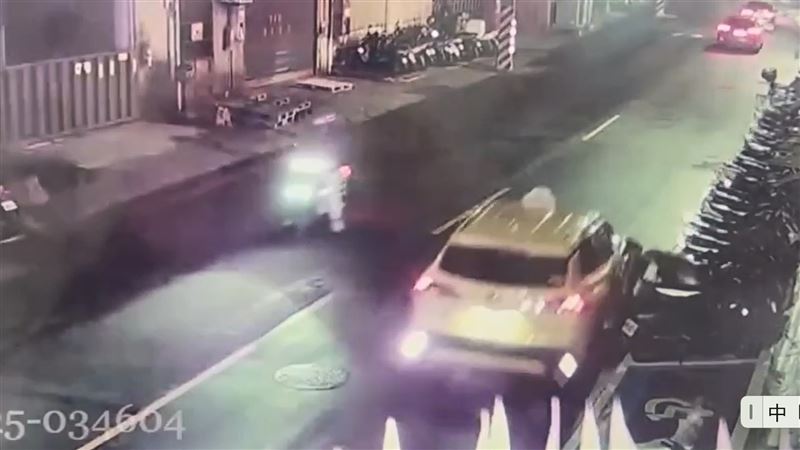 計程車撞擊路旁機車瞬間。（圖／翻攝畫面）
