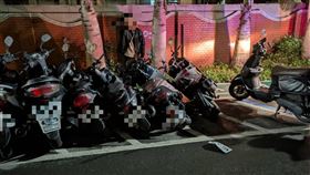 計程車撞擊路旁機車瞬間。（圖／翻攝畫面）