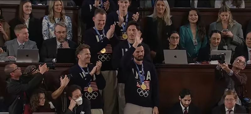 川普國情咨文演說中，剛奪下冬奧金牌的美國男子冰球隊驚喜現身，讓原本對立的兩黨罕見大團結齊喊「USA」。（圖／翻攝白宮YT頻道畫面）