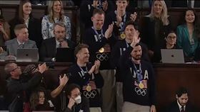 川普國情咨文演說中，剛奪下冬奧金牌的美國男子冰球隊驚喜現身，讓原本對立的兩黨罕見大團結齊喊「USA」。（圖／翻攝白宮YT頻道畫面）