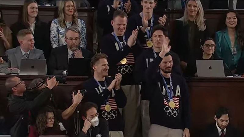 川普國情咨文演說中，剛奪下冬奧金牌的美國男子冰球隊驚喜現身，讓原本對立的兩黨罕見大團結齊喊「USA」。（圖／翻攝白宮YT頻道畫面）