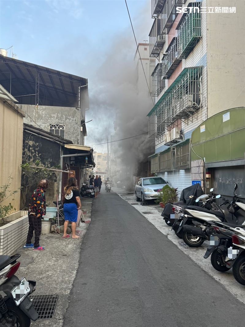 台中太平區公寓火警，起火原因疑似是行動電源爆炸。（圖／翻攝畫面）