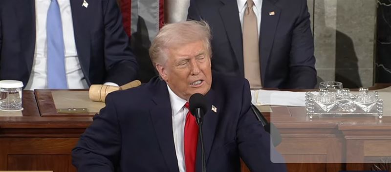 美國總統川普發表的第二任期首場國情咨文演說火花四射！不僅大打「降價牌」試圖挽回流失的民心，更針對日前裁定其關稅政策違憲的最高法院溫情喊話。（圖／翻攝白宮YT頻道畫面）