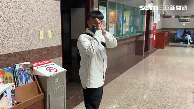 邱軍二度回頭雙手合掌,向點頭媒體致意,舉止相當低調。(圖/翻攝畫面)