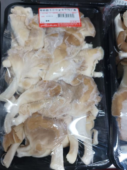 秀珍菇已明顯發霉，仍在架上陳列販售。(圖／翻攝自Threads)