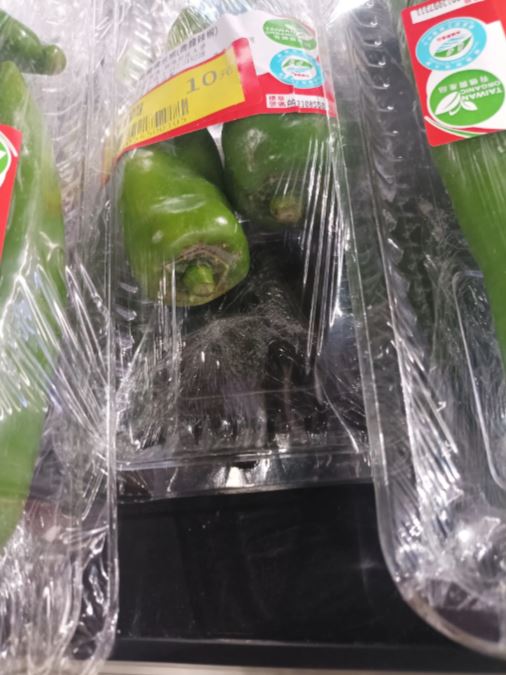 發霉的青椒被打上特價，持續販售，民眾因買到發臭的生鮮水果而退貨。(圖／翻攝自Threads)