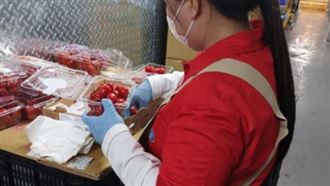 超噁！發霉番茄擦過再賣　賣場員工爆內幕