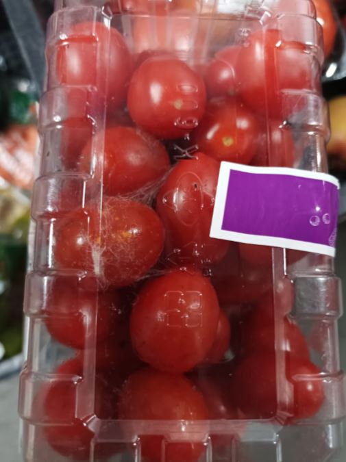 桃園大全聯青埔店員工踢爆，店內要求把發霉的小番茄擦拭過後再重新上架販賣給不知情的消費者。(圖／翻攝自Threads)