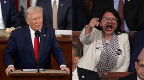 密西根州眾議員特萊布（Rashida Tlaib）直接對著台上的川普大聲嗆：「是你殺了美國人！（You have killed Americans）」（圖／翻攝自X平台Daily Caller@DailyCaller帳號）