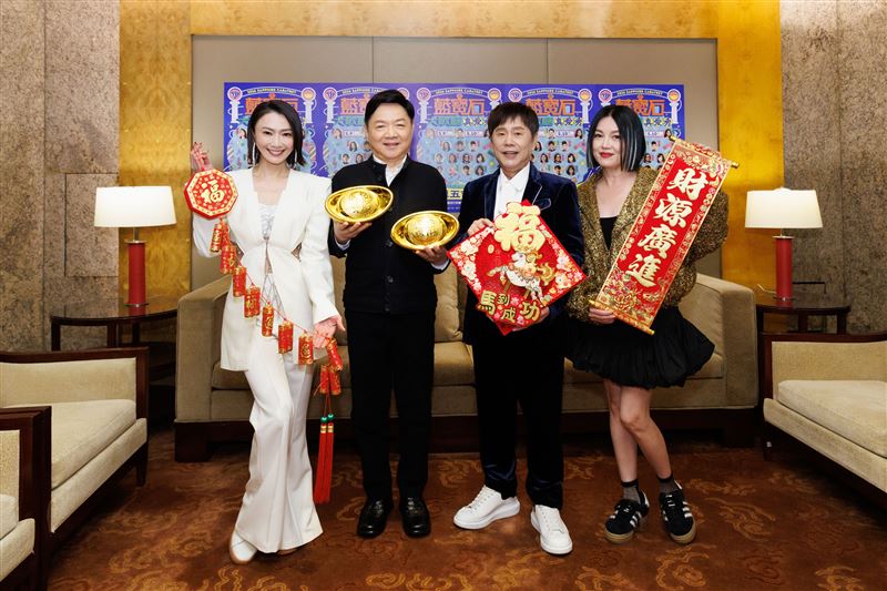 黃西田、葉啟田、苗可麗與侯怡君四位秀場天王天后同台揮毫寫書法賀歲。（圖／高雄流行音樂中心提供）