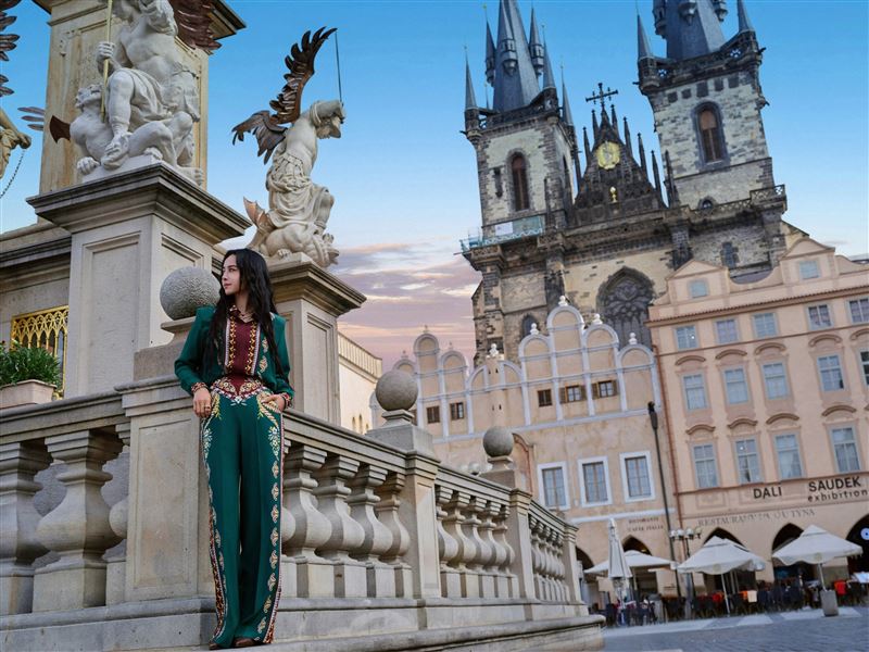 蔡依林飛布拉格廣場拍MV。（圖／凌時差提供）