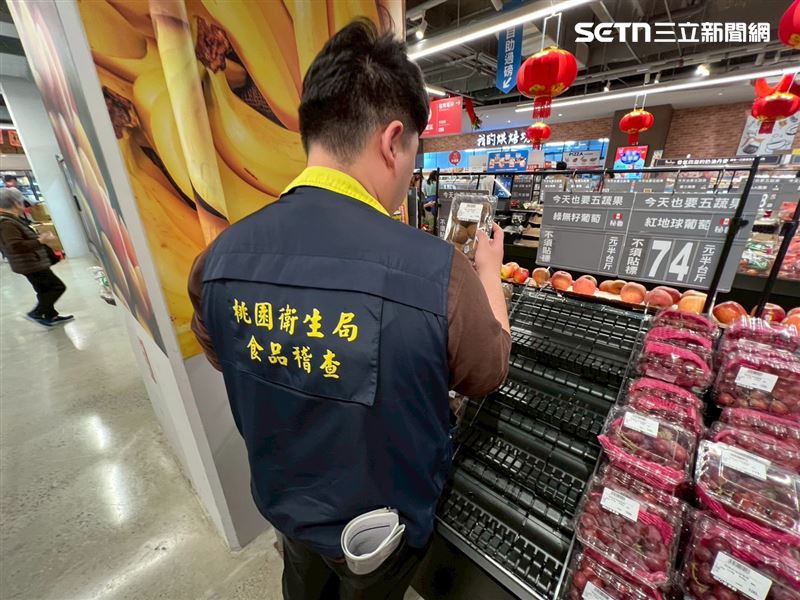 桃園衛生局獲報前往該連鎖賣場稽查，未發現有發霉變質、腐敗蔬果。(圖／翻攝畫面)