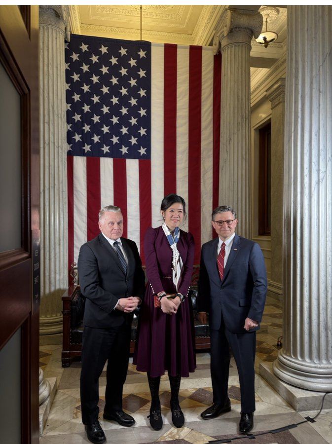 共和黨籍的眾議院議長強生（Mike Johnson）邀請了香港民主派指標人物、前壹傳媒創辦人黎智英的女兒黎明珠（Claire Lai）作為川普國情咨文演說的來（圖／翻攝自X平台#FreeJimmyLai帳號）賓