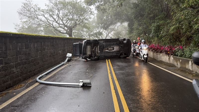 葉女駕駛的MPV休旅車側翻後再撞斷燈桿。（圖／翻攝畫面）