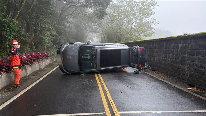 2車對撞1翻覆 還撞斷路旁燈桿娘大塞車
