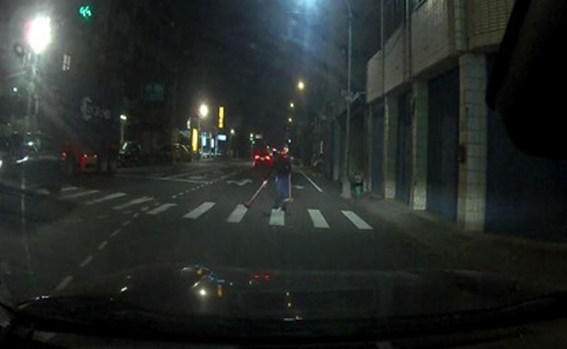 彰化和美線東路二段與彰和路口，有上百支釘子散落，警方獲報趕緊到場疏導交通、清除釘子。(圖／翻攝畫面)