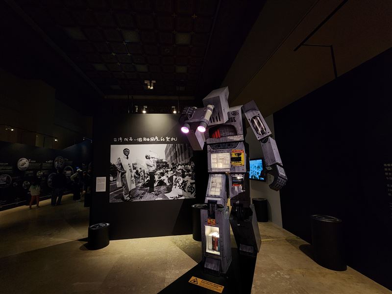 賈永婕一走進《自由花蕊》展場全網炸裂!鄭南榕那把火、228家書、消失的家人真實故事震撼逼哭全臺灣人。(圖/記者鍾志鵬攝影)