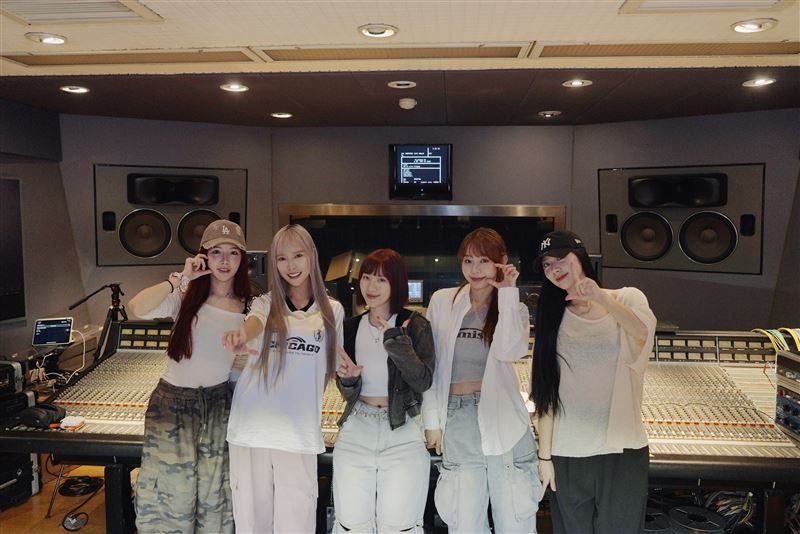 舒涵(中)擔任「LUVSSI」菲菲(左起)、Rina、Yuri、宋宋音樂製作人。(圖/隻魚娛樂提供)