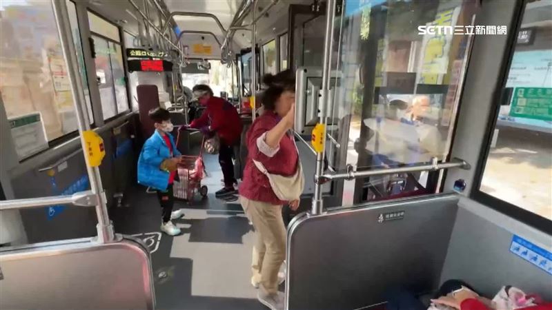 搭乘大眾運輸遇到問題可以提早跟司機說，以免耽誤到大家的時間