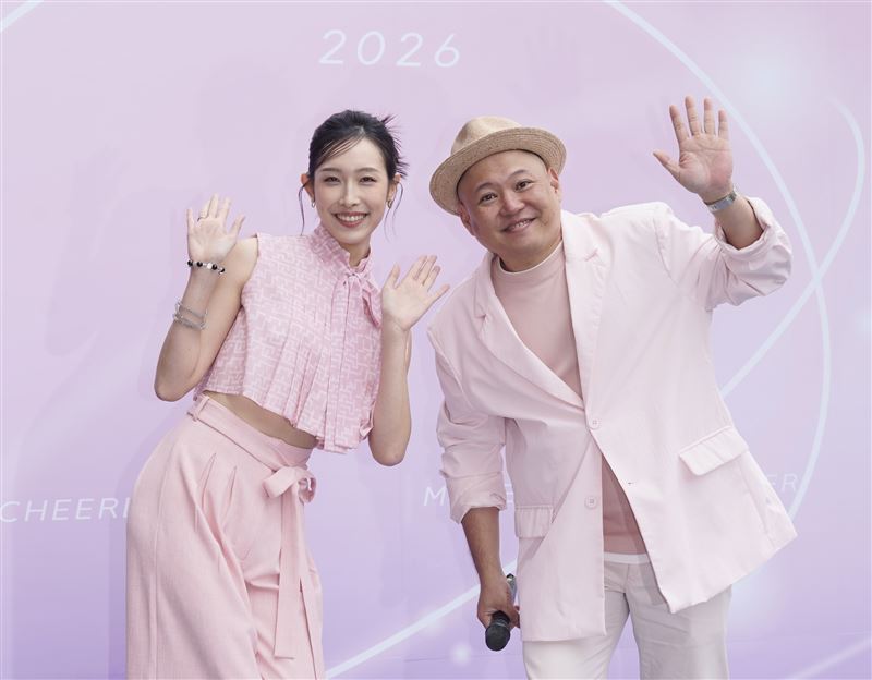 劉樸(左)今接下人生第一次主持重任,擔任伊林娛樂開工儀式主持人。(圖/記者趙于瑩攝影)