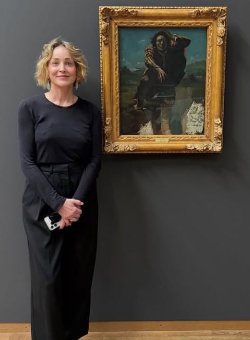 莎朗史東於2022年受訪時坦言,為了恢復臉部肌肉功能,曾接受超過300次肉毒桿菌與填充注射。(圖/翻攝自莎朗史東IG)