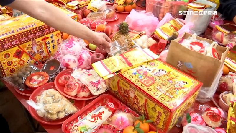 供桌上各式各樣豐富的供品，都是要來為玉皇大帝祝壽