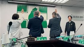 蔡其昌等三位黨團幹部，在民進黨旗前完成宣誓。（圖／翻攝自Threads @tingyu_wang1969）