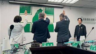 蔡其昌等三位黨團幹部，在民進黨旗前完成宣誓。（圖／翻攝自Threads @tingyu_wang1969）