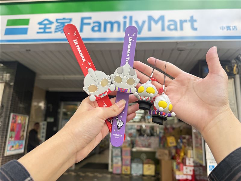 全家壓軸推出「超人力霸王造型拍拍燈手環」。(圖/全家提供)