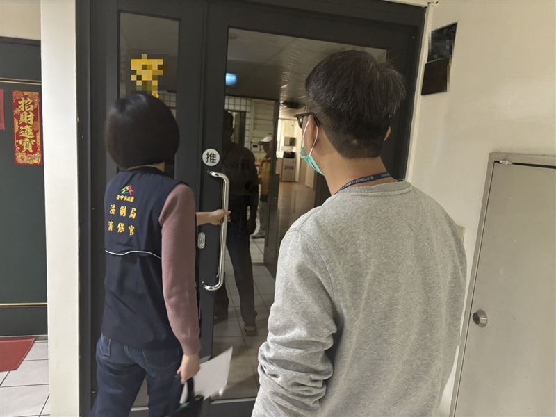 天價拖吊車所屬的公司登記在台中，網站已關閉，撥打電話也無人回應。(圖／中市法制局提供)