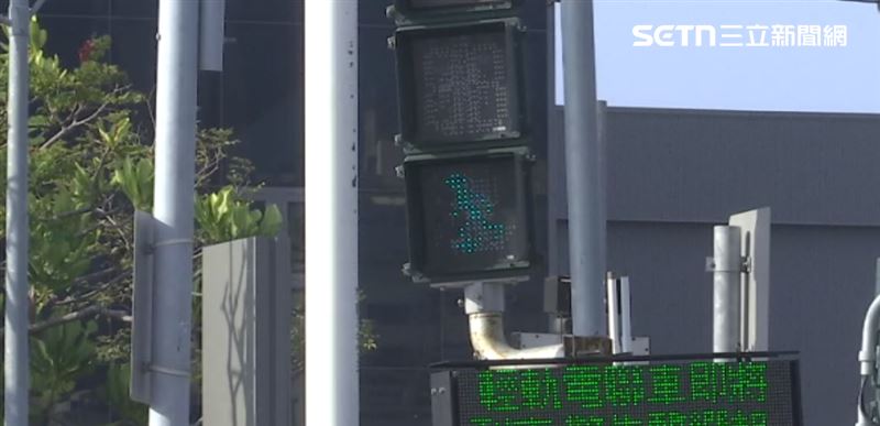 最快2026年4月起,行人紅綠燈上的「小綠人」閃爍時,踏上斑馬線不會受罰。(圖/資料照)