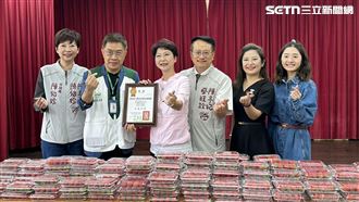 陳亭妃攜手民間贈250盒草莓　弱勢童笑了