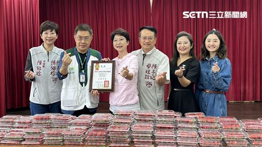 陳亭妃攜手民間贈250盒草莓　弱勢童笑了