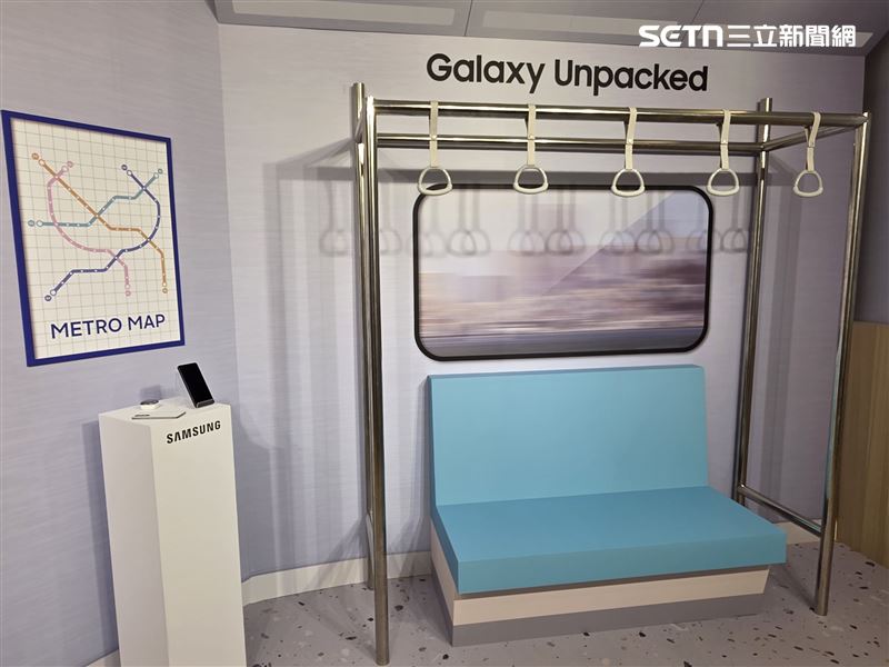 Galaxy Unpacked活動現場打造捷運車廂主題拍照區,結合品牌情境布置與產品展示,強化新品體驗感。(圖/記者李宜樺攝影)