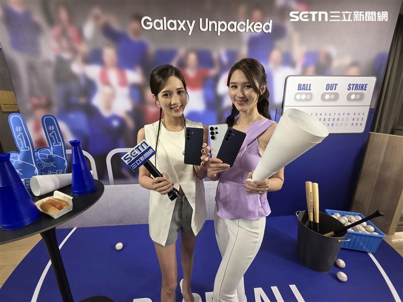 三星Galaxy S26系列受全球晶片短缺衝擊,定價策略亮出底牌逆勢調漲100美元,與蘋果正面對決引發討論。即便售價創新高,三星S26 Ultra仍憑藉首創物理級隱私屏,試圖以技術升級緩解消費者對價格的負面觀感。(圖/記者李宜樺攝影)