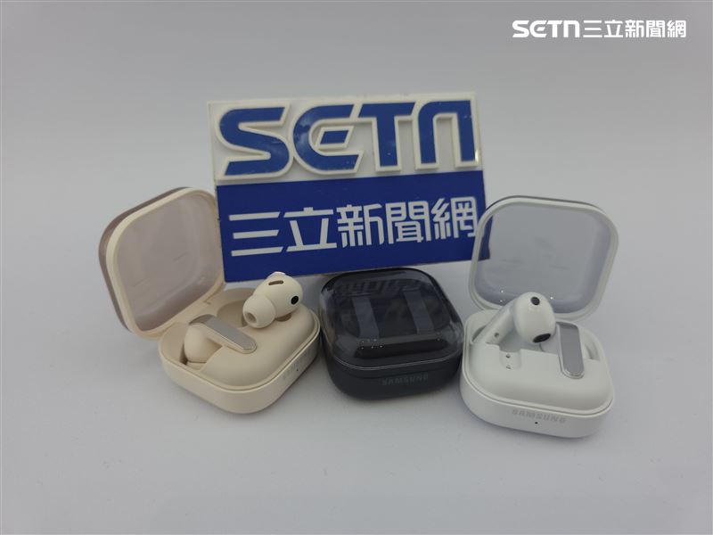 Galaxy Buds4 Pro粉霧金款充電盒外觀曝光，採透明上蓋設計與圓角機身，提升新品辨識度與時尚感。（圖／記者李宜樺攝影）