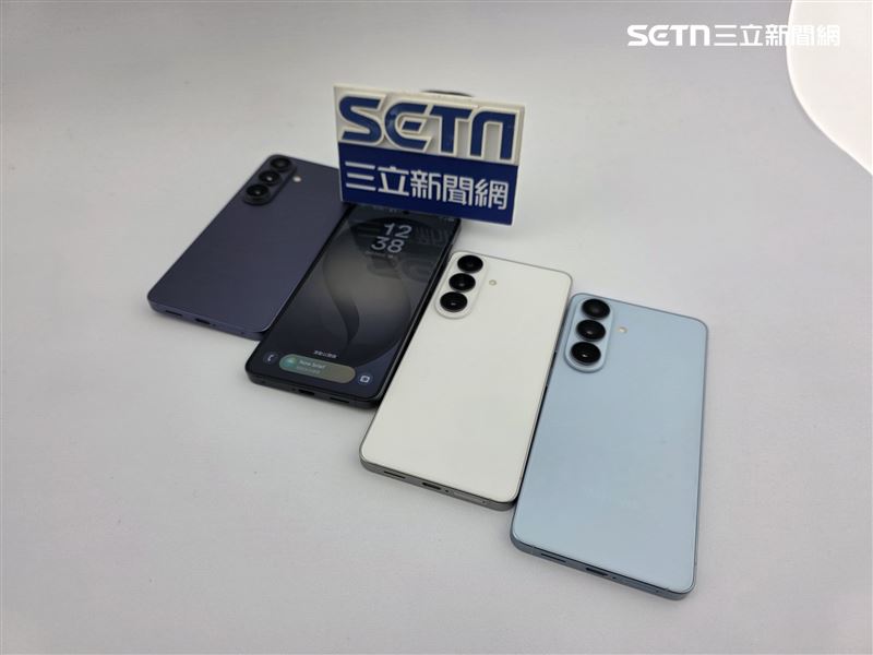 三星Galaxy S26系列新機同框亮相,三款機身配色一次曝光,現場展示新一代外觀設計與機背鏡頭模組。(圖/記者李宜樺攝影)