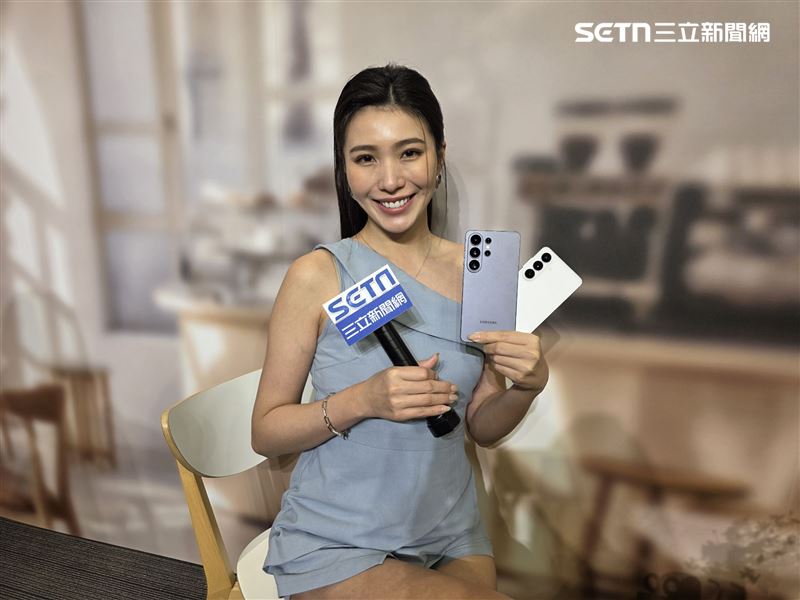 模特兒於現場手持Galaxy S26系列新機拍照展示，呈現機身配色與外觀設計，並示範新機影像拍攝應用。（圖／記者李宜樺攝影）
