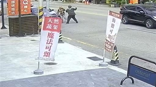 台中騎士逼車敲窗毆人嗆打死　驚悚畫面曝