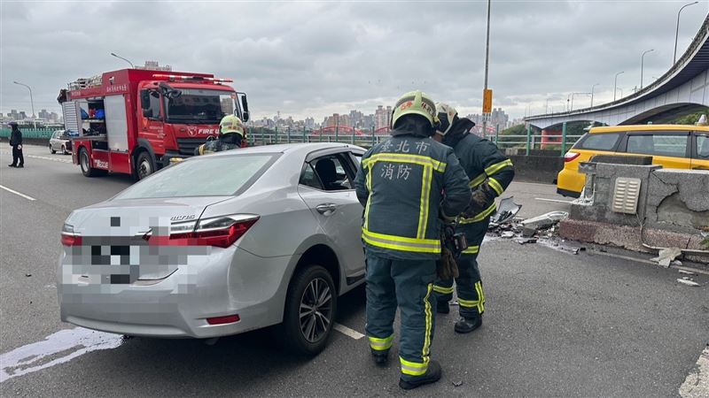新/汽車自撞福和橋橋墩 駕駛昏迷送醫