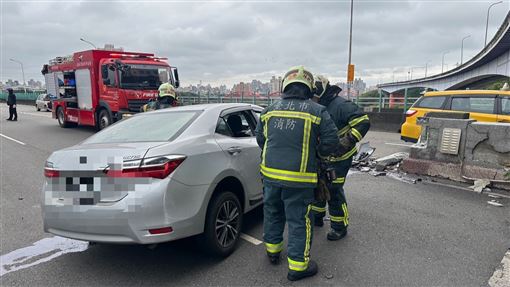 新／汽車自撞福和橋橋墩　駕駛昏迷送醫