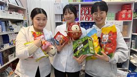 韓國明洞爆紅藥局超愛台灣人在社群媒體上爆紅的韓國NOVA藥局，位在競爭激烈的觀光商圈明洞，3名20多歲的年輕藥師鄭瑞淵（左起）、孫仁愛、楊允知一起經營，因為被台灣客人的親切、體貼打動，成為最愛台灣人的韓國藥局。中央社記者楊啟芳首爾攝　115年2月25日