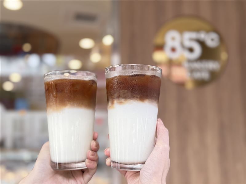 85℃好咖日，大杯拿鐵2杯特價130元。(圖／85℃提供）