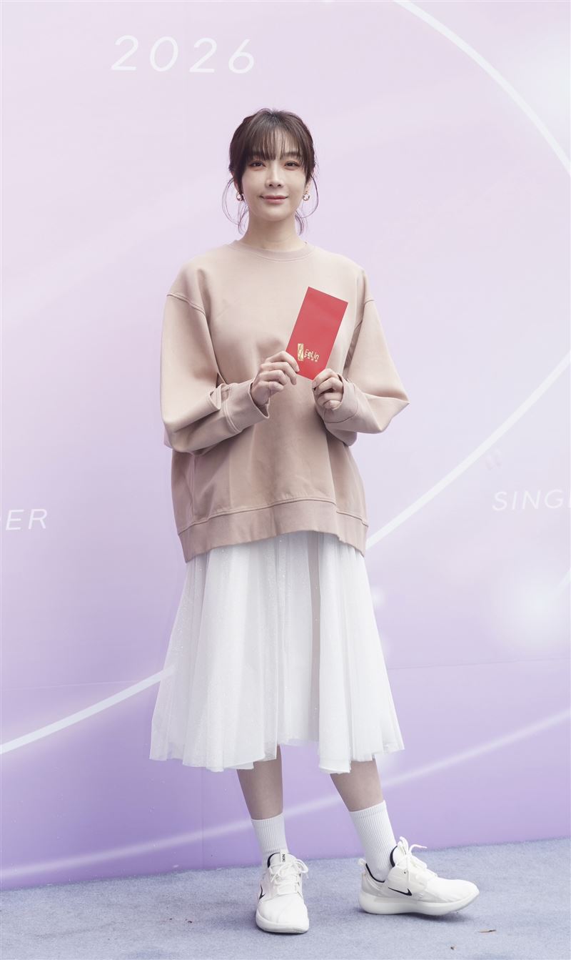 蔡淑臻出席伊林開工團拜，領到開工紅包。（圖／記者趙于瑩攝影）