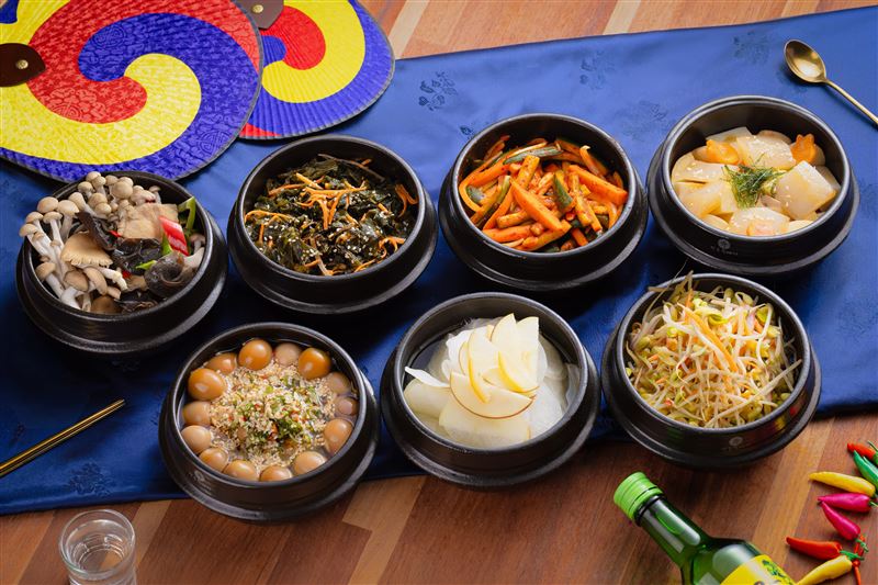 餐前必備的韓式涼拌小菜一次到位，包括辣拌小章魚、涼拌海苔、芥末豆芽菜、麻藥鳥蛋、醬煮洋芋蒟蒻與柚子蘿蔔等。（圖／飯店旅宿業者提供）