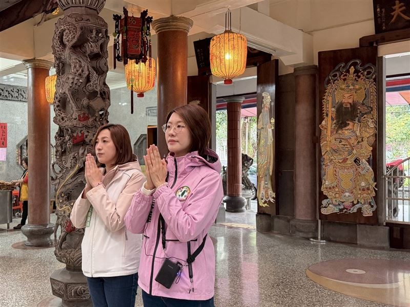 雙姝冒雨拜票不停歇，蔡美華拚初選：成為像陳乃瑜一樣優秀的議員