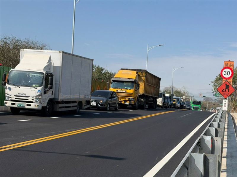 彰化和美大橋施工，美港公路車潮塞爆，上下班時間塞車時間至少1小時。(圖／翻攝自賴清美臉書)