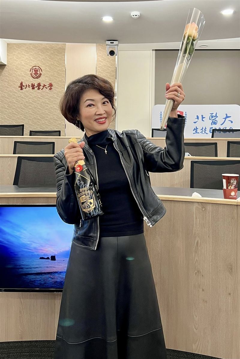 吳中純去年底通過論文口試。(圖/翻攝自吳中純臉書)