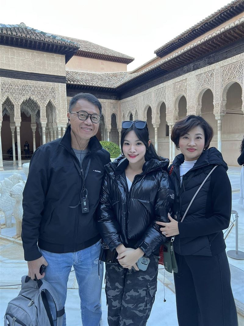 吳中純(右)一家三口幸福合照成為追憶。(圖/翻攝自吳中純臉書)