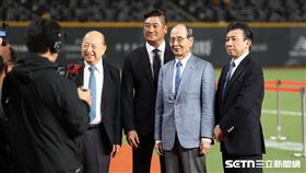台日棒球國際交流賽，「世界全壘打王」王貞治和棒協理事長辜仲諒合影。（圖／記者劉彥池攝影）